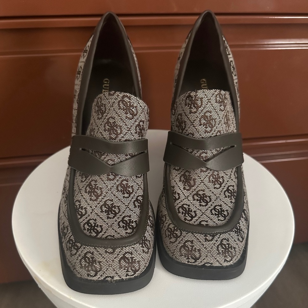 Guess Pumps​